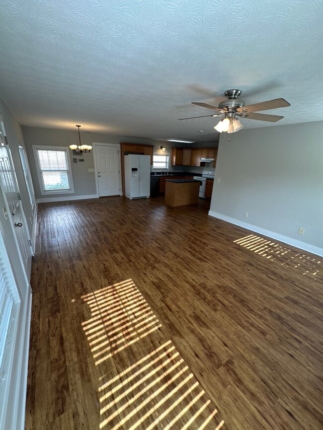 Building Photo - 1502 Heritage Cir SE