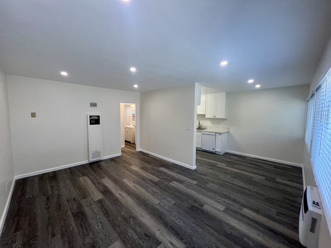 Primary Photo - 15025 Burbank Blvd