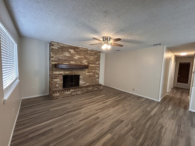 Building Photo - Updated 3/2/1 duplex in Northwest Lubbock.