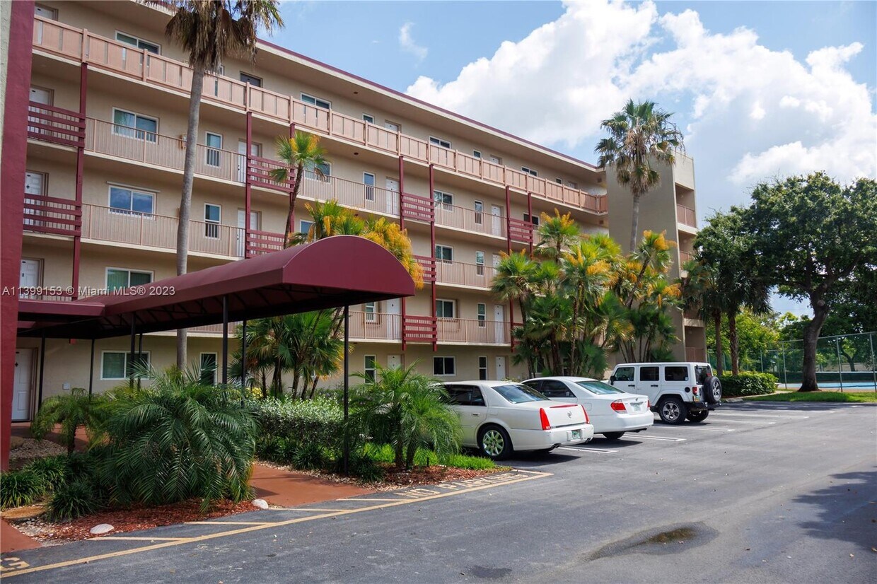 2104 S Cypress Bend Dr Unit 209, Pompano Beach, FL 33069 Condo for