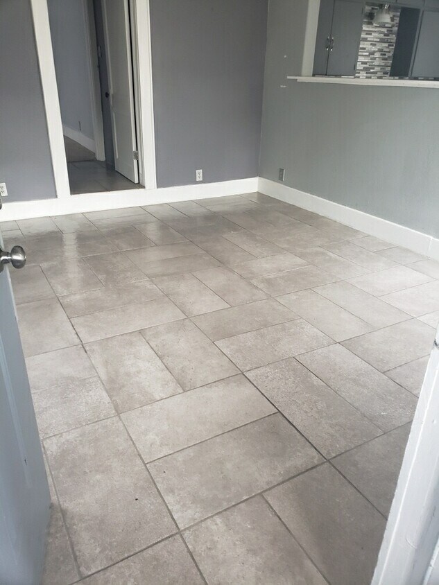 Entrada a la sala de estar. Aire acondicionado a la izquierda en Liv de habitación. - 506 W Vine Ave