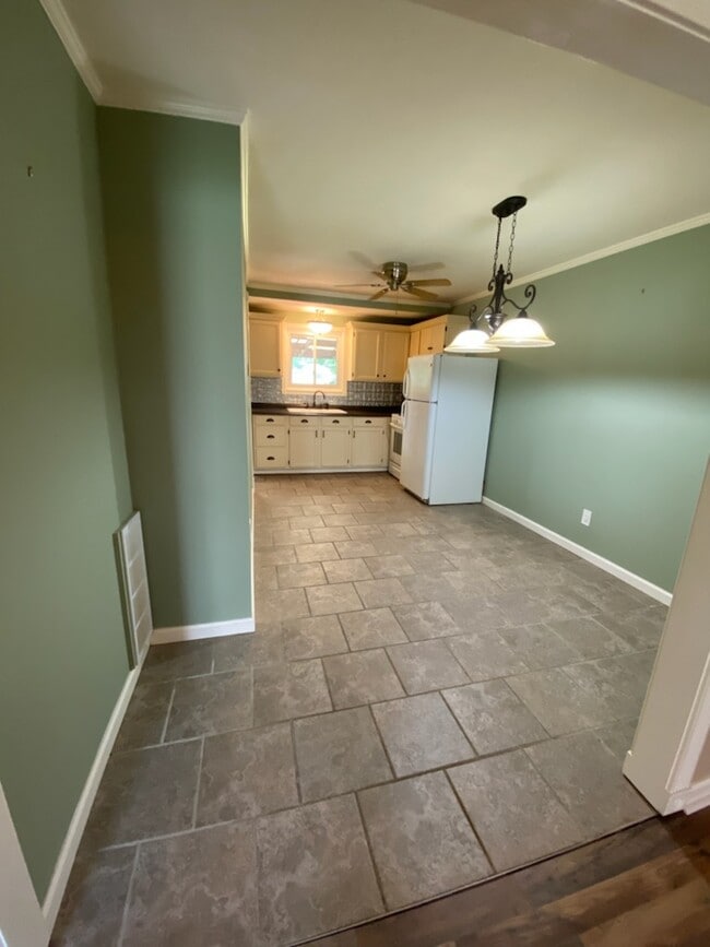 Eat In Kitchen - 2241 Tenbrook Rd