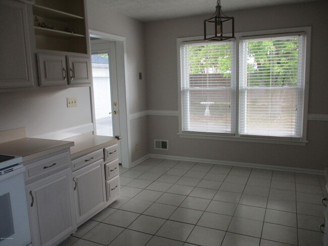 Building Photo - 2901 Creekside Dr
