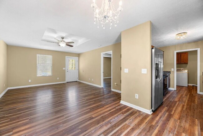 Foto del edificio - Move-In Ready Cottage on 1.36 Acres with L...