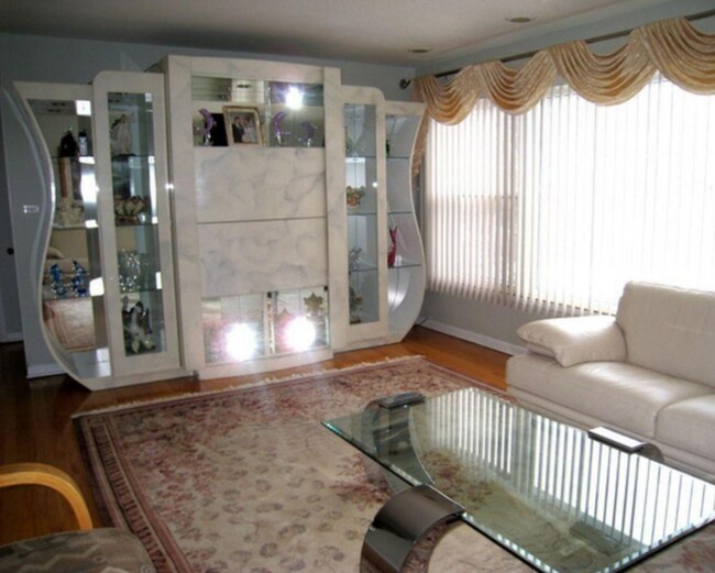 Sala de estar - 6747 N Harding Ave