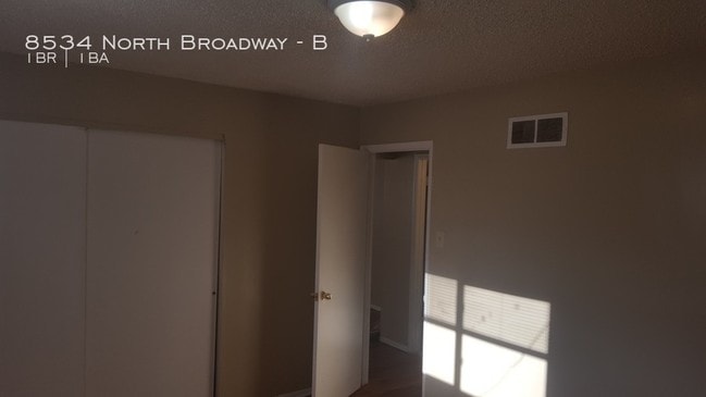 Foto del edificio - 8534 N Broadway