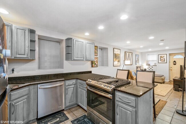 Foto del edificio - 2305 N Oakley Ave
