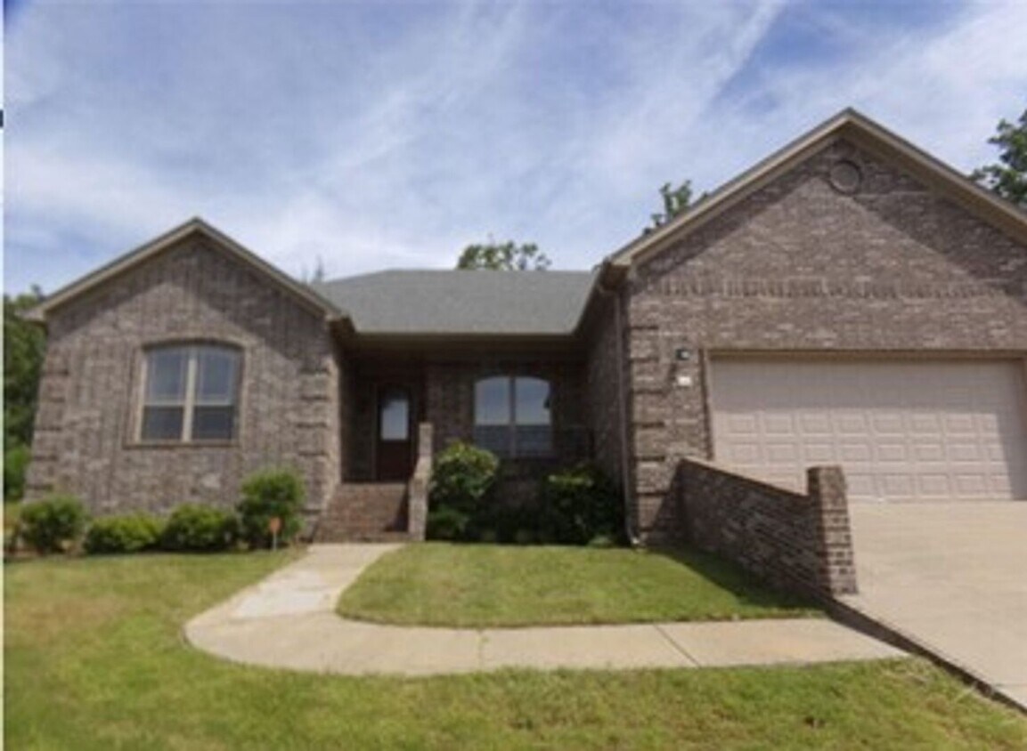 Primary Photo - Gorgeous LARGE 4/2 in CABOT