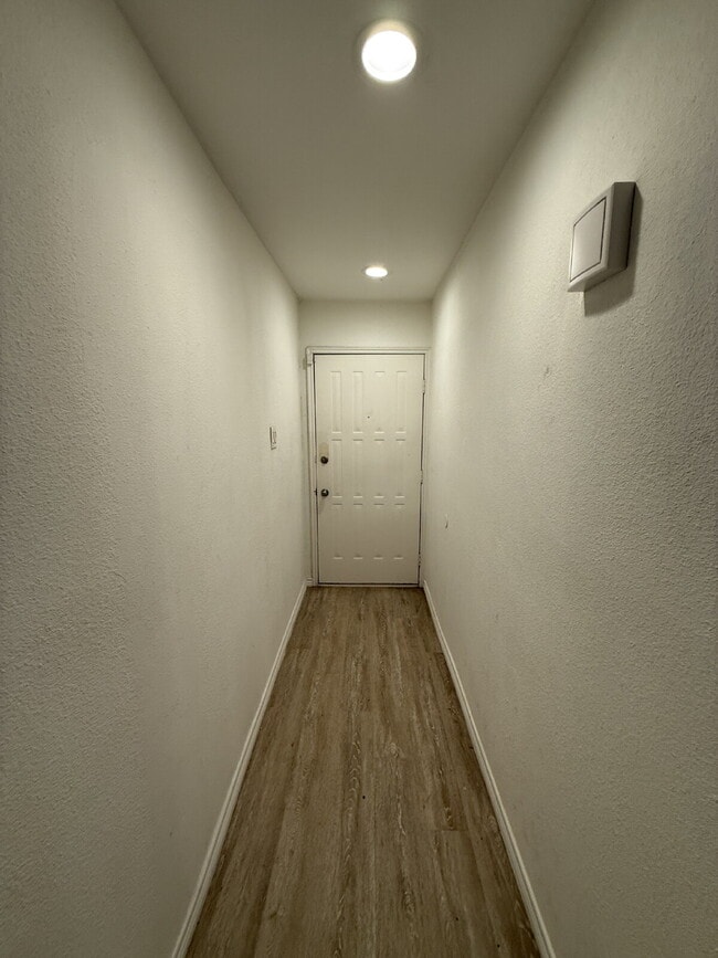 Building Photo - 7522 Holly Hill Dr