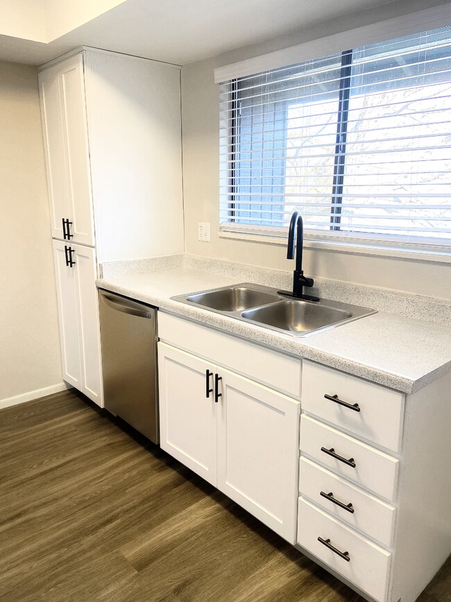 Building Photo - Springs of Country Woods