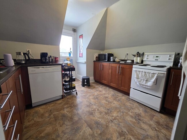 Building Photo - 104 Wellington St