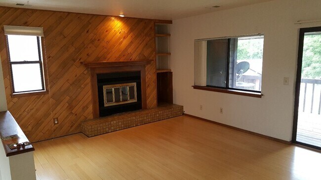 Building Photo - 2 bed 2 bath condo