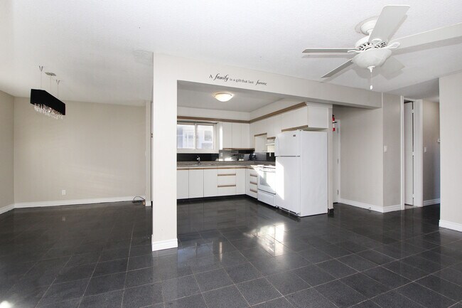 Photo du bâtiment - Bright and Spacious Main Floor Apartment f...
