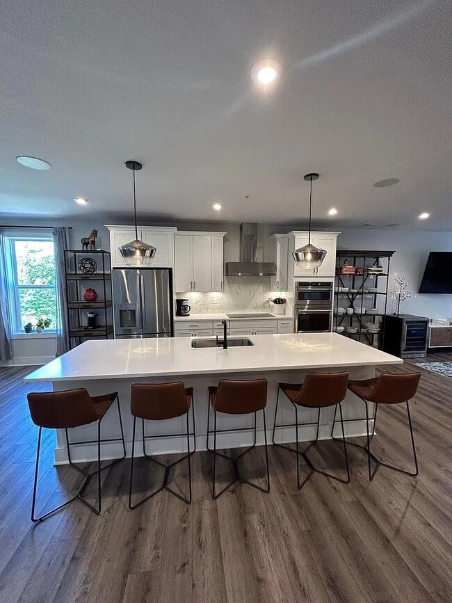 Building Photo - Stunning 3 Bed 2.5 Bath, Open Concept Town...