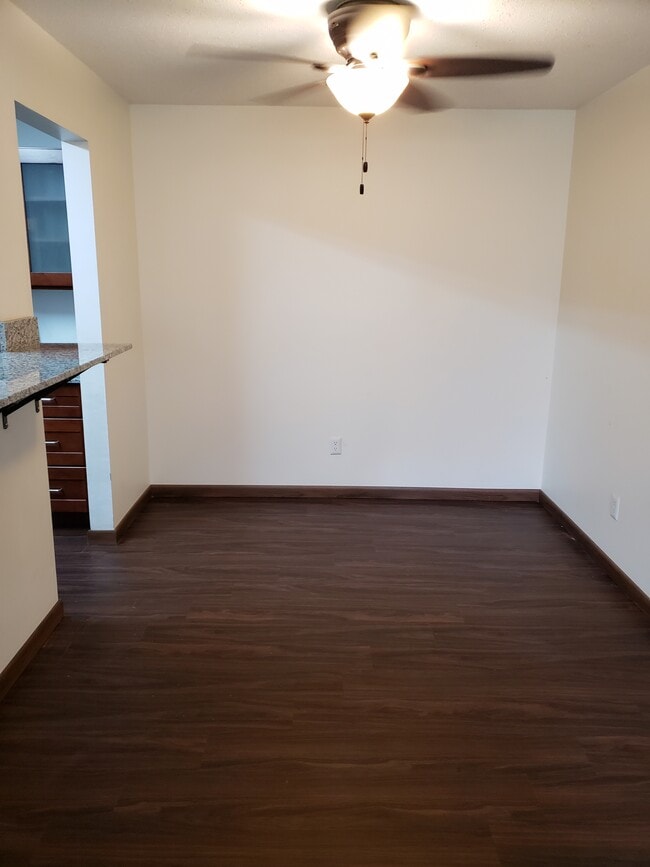 Building Photo - 1800 Riverwood Dr