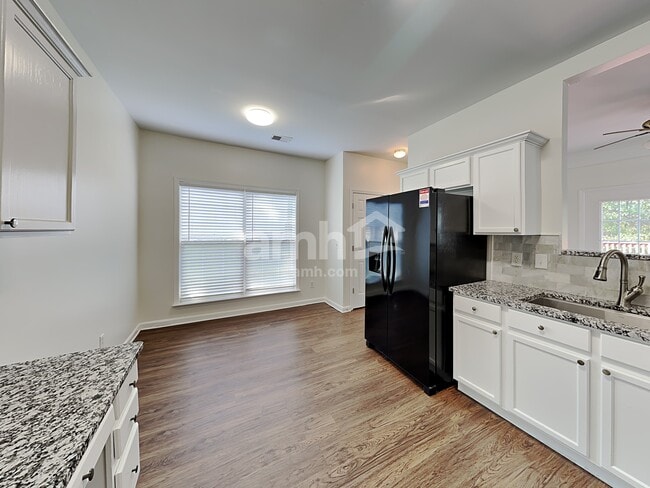 Building Photo - 1540 Cardinal Ln