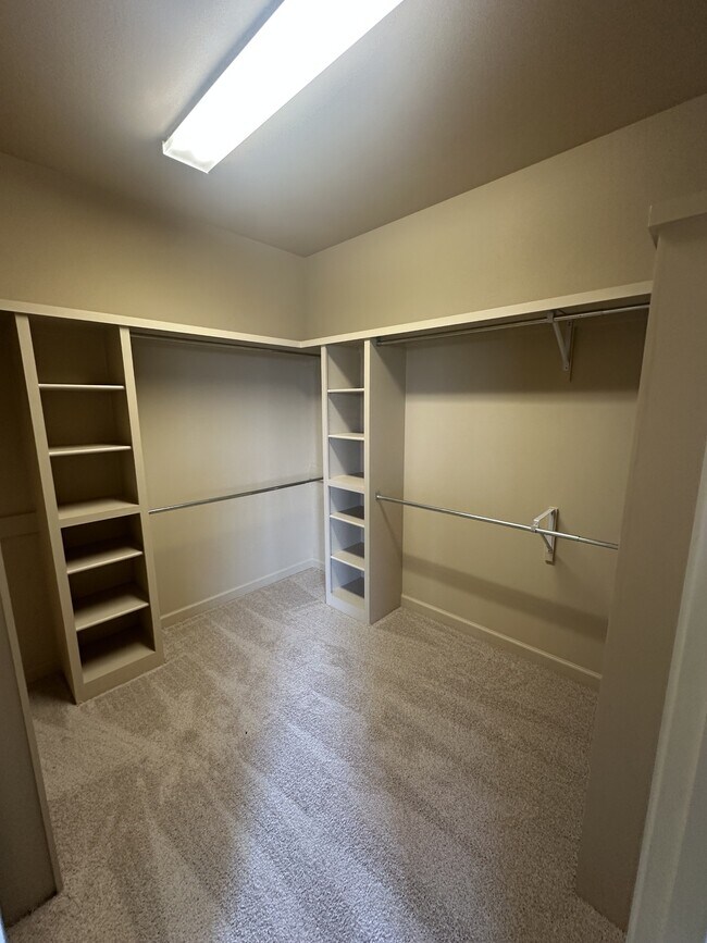 Foto del edificio - 1300 Edge Valley Dr N