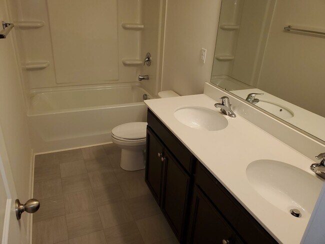 Foto del edificio - Beautiful Home minutes from the airport!
