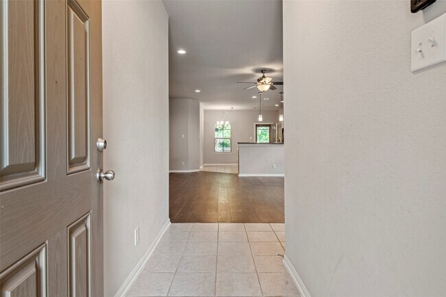 Building Photo - 18682 Legend Oaks Dr