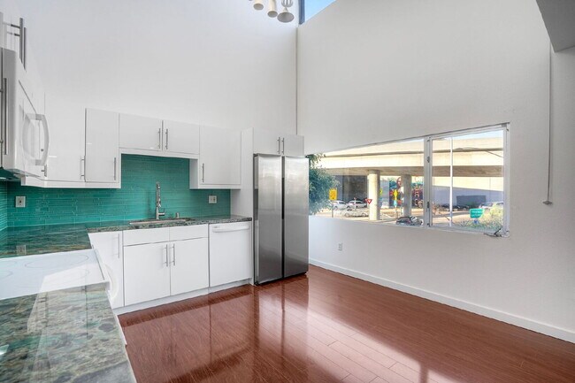 Foto del edificio - Little Italy Modern Townhome, 2 En Suite Bedrooms on Separate Levels, Private Roof Deck with Suns...