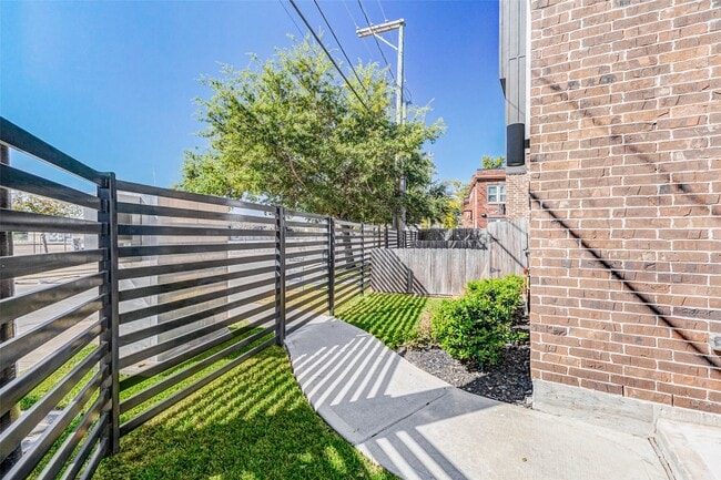 Building Photo - 334 Eastwood St