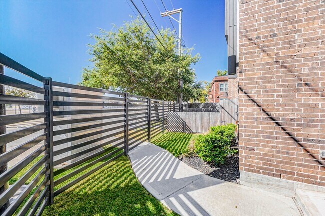 Foto del edificio - 334 Eastwood St