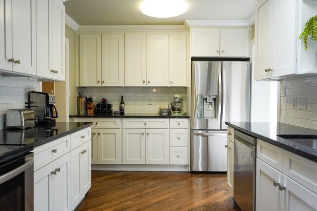 Foto del edificio - 1212 Belrose Ln