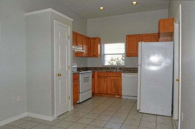 Foto del edificio - 3 bed 2 bath single family home with 2 car...