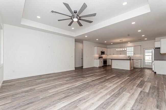 Building Photo - Open floor plan