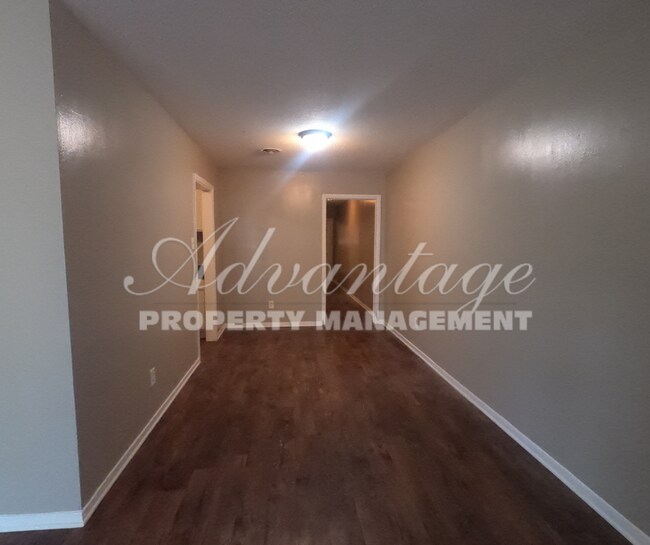 Building Photo - Very Nice Newly Rehabbed Duplex on Parkway...