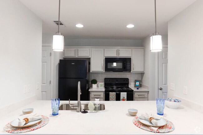 2BR, 2BA - 1,371 SF - Club Hill Apartments