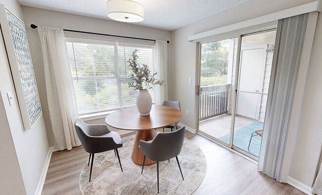 Comedor amplio y luminoso con balcón o terraza privados. - 1250 West Apartments