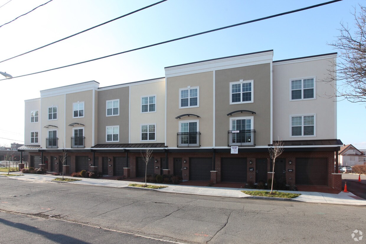 Building Photo - The Townhomes at Union Square
