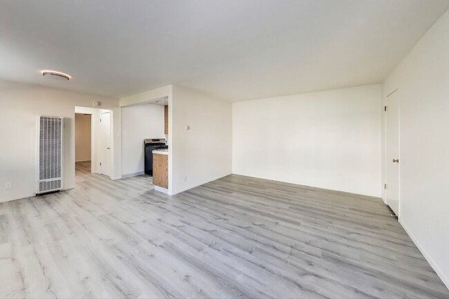 Building Photo - Spacious 1bedroom - Walking Distance to La...