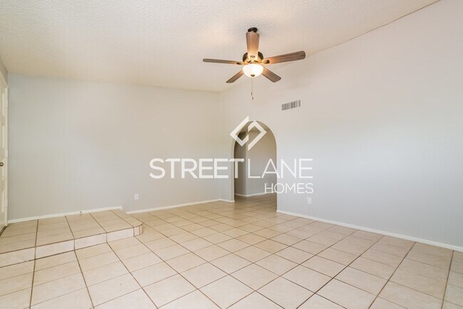 Foto del edificio - REDUCED! - NOW OFFERING THE FIRST FULL MON...