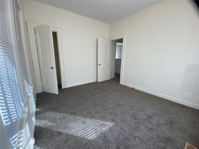 Building Photo - 132 N Draper Ave