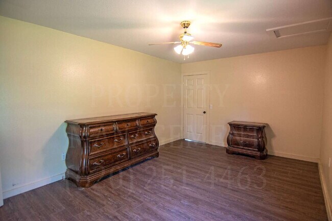 Foto del edificio - Charming 2-Bedroom 1-Bath + Bonus Room Far...