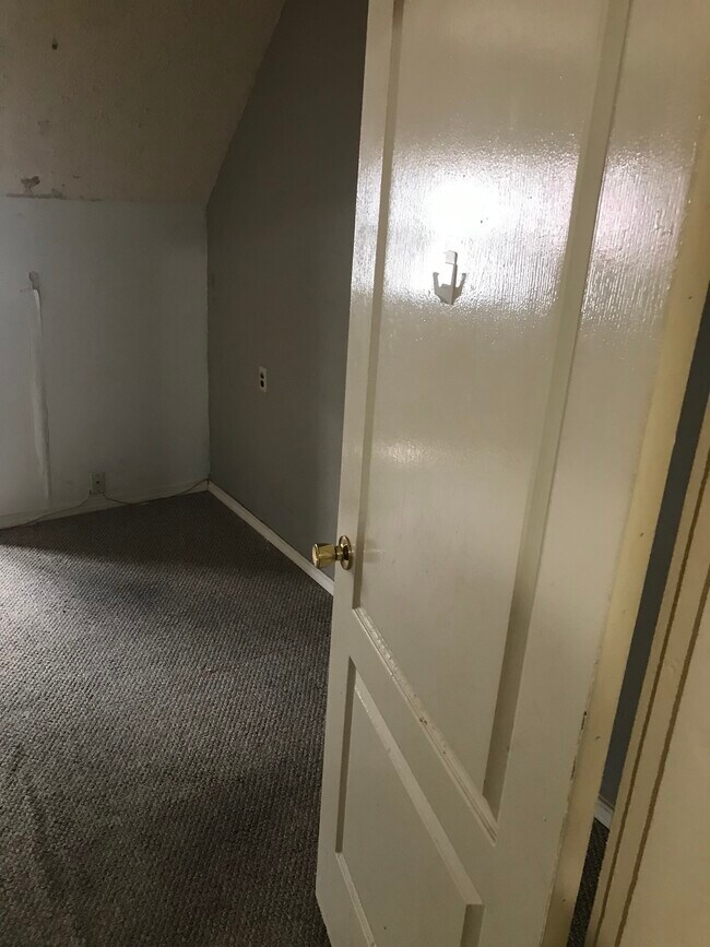 Dormitorio 1 - 1403 Forest Ave
