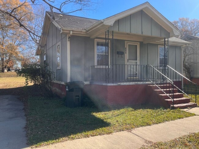 Building Photo - Charming 2 bedroom, 1 Bathroom Home Walkin...