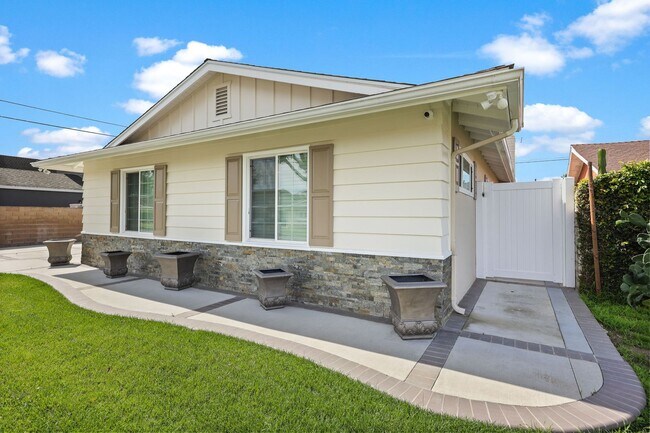 Foto del edificio - Modern Indoor / Outdoor Living with Resort-Style Yard & Bonus Suite