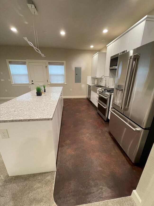 Foto del edificio - Completely Renovated Studio in Quiet Resid...