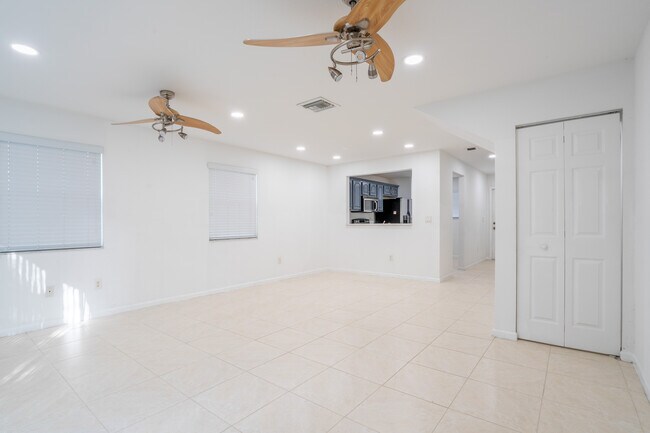 Foto del edificio - 6619 Winfield Blvd