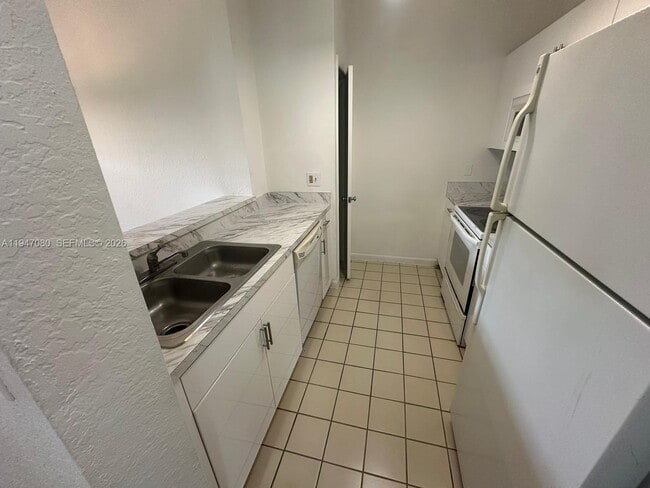 Foto del edificio - 2881 N Oakland Forest Dr