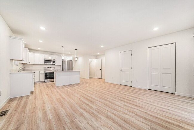 Building Photo - 113 Iris Ct