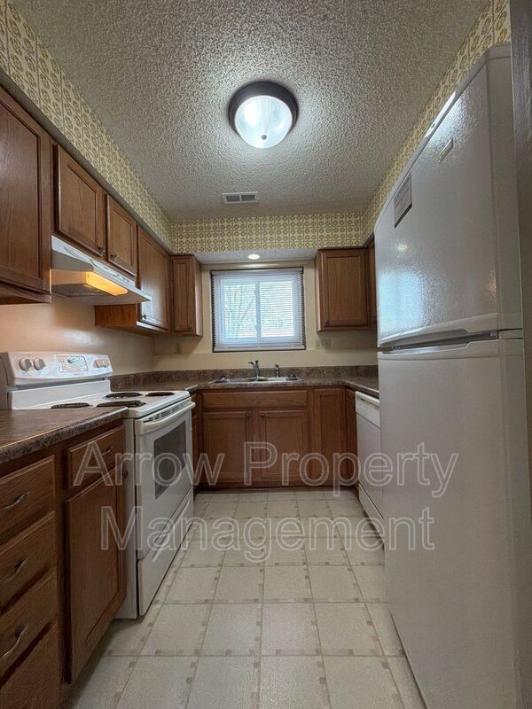 Building Photo - 5547 S 38th St