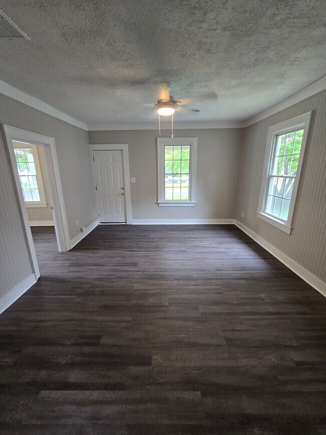 Foto del edificio - NEWLY REMODELED 2 BEDROOM HOUSE