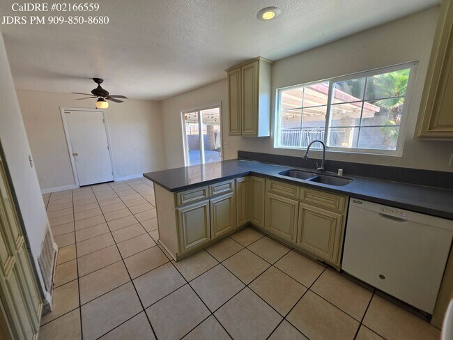 Building Photo - Rialto 4 Bedroom Home with Swimming Pool