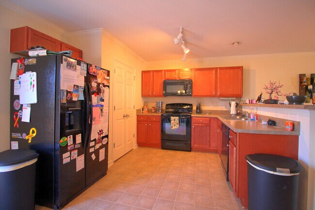 Foto del edificio - Spacious Like new 3 bedroom 3.5 bathroom T...