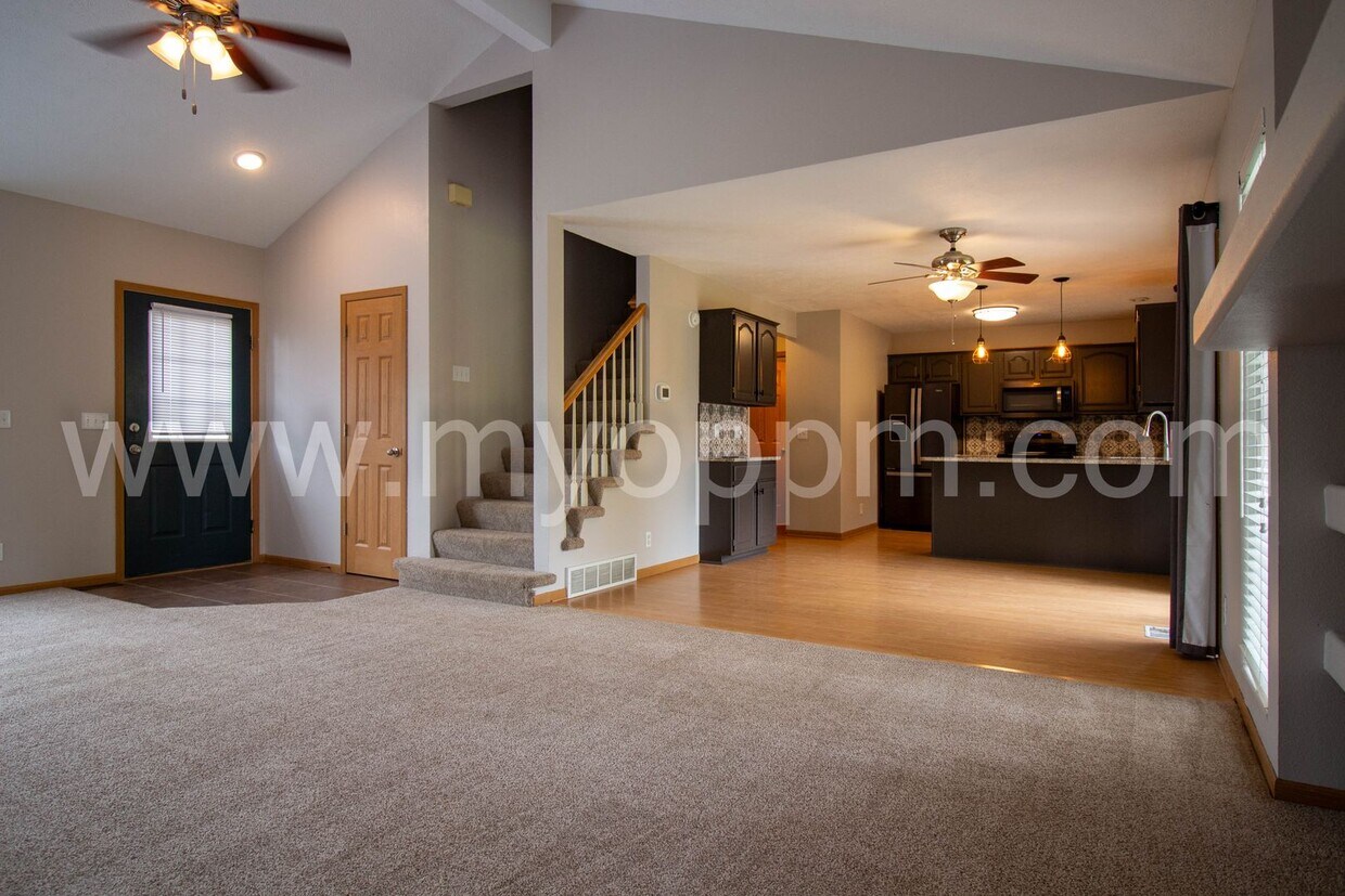 Primary Photo - BEAUTIFUL 3 Bed/3 Bath House | Great locat...