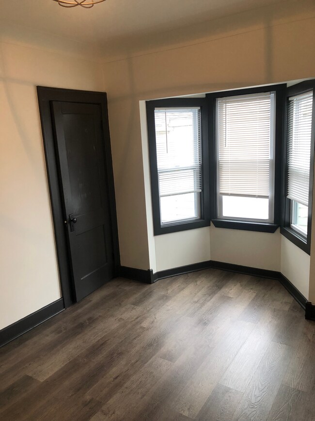Dormitorio con ventanal - 524 S Dorchester Ave